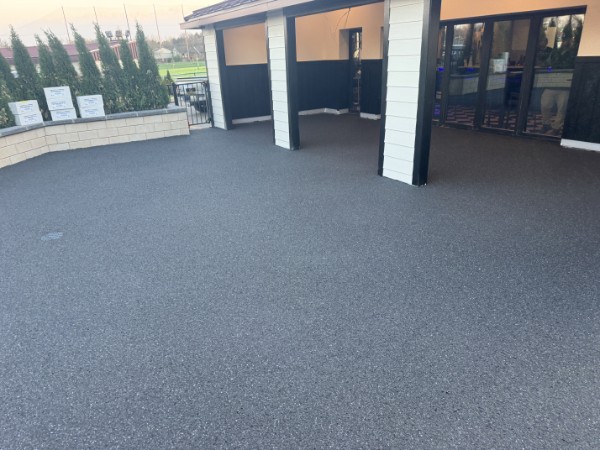 Charcoal flake epoxy coating on an outdoor restaurant patio